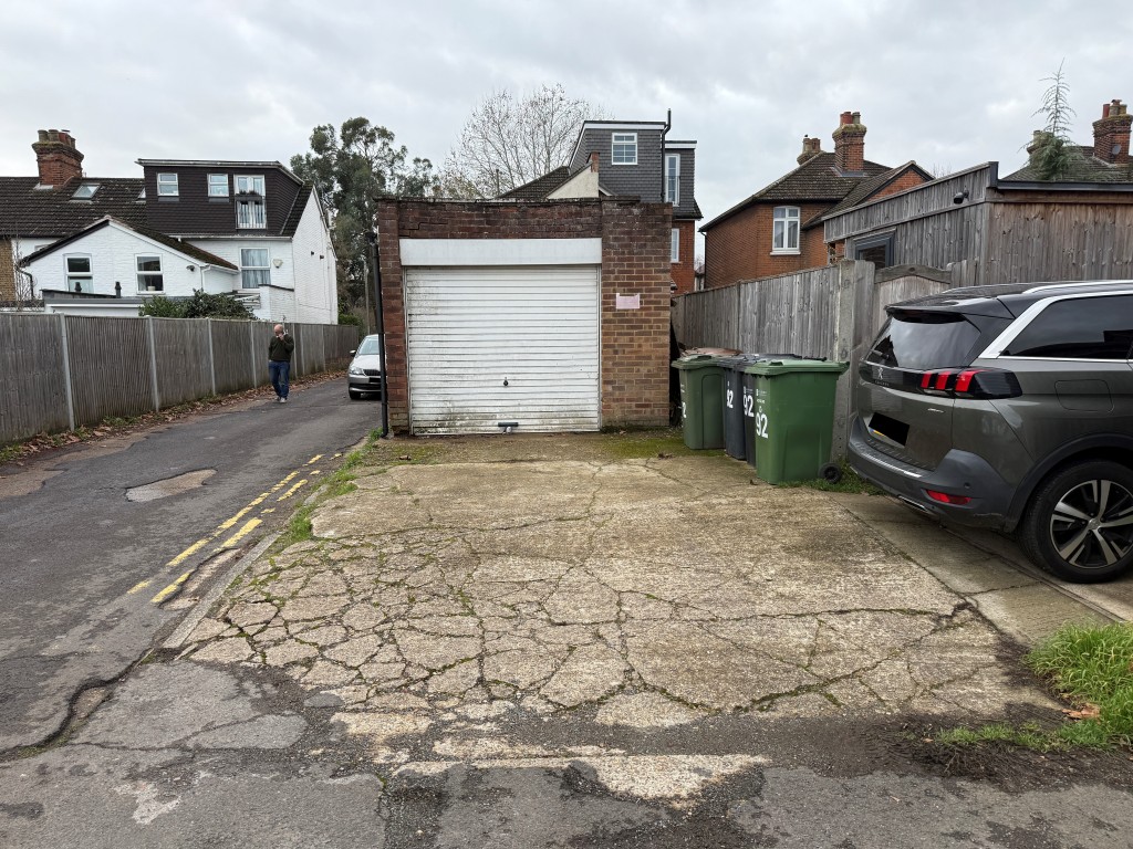 Lot: 186 - SPACIOUS DOUBLE GARAGE AND DRIVEWAY CLOSE TO TOWN CENTRE - Front elevation and driveway